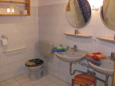 Bad mit 2 Waschbecken, Whg. verfügt über insgesamt 3 Waschbecken.