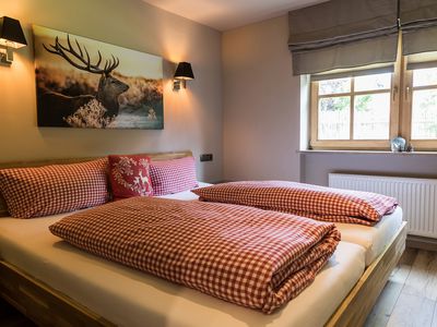 Schlafzimmer mit Doppelbett und alten Bauernschrank