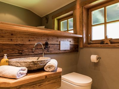 Badezimmer eins mit Dusche, Handtuch-Heizkörpern und Fußbodenheizung