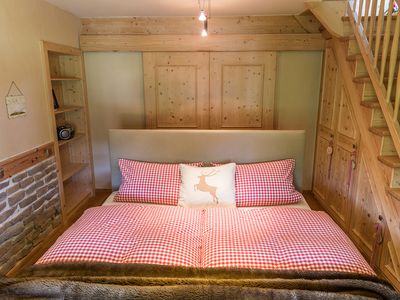 Schlafzimmer mit Aufgang zum Schlafboden