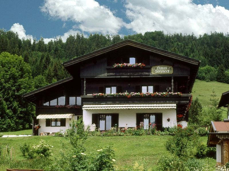 unser Haus im Sommer