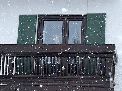 Schnee-Blick auf den Balkon vom Wohnzimmer