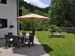 eigene Sitzgruppe pro Wohnung im Garten