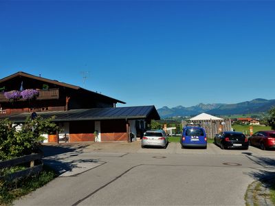 Die Parkplätze am "Gästehaus Schönfeld" im Sommer...