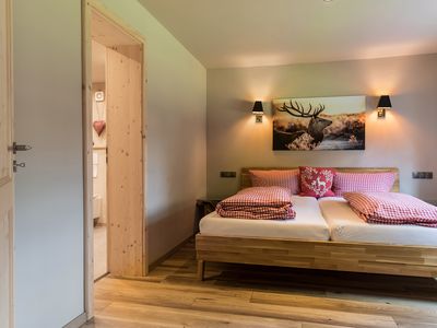 Schlafzimmer mit Doppelbett und alten Bauernschrank