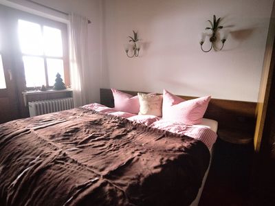 Wohn-Schlafraum mit Doppelbett und Sitzecke