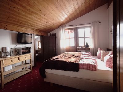 Wohn-Schlafraum mit Doppelbett und Sitzecke