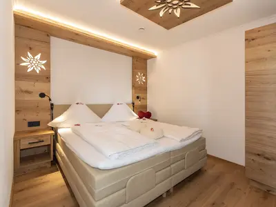 Himmlisch schlafen lässt es sich zwischen Massivholz und Edelweißen im modernen Boxspringbett.