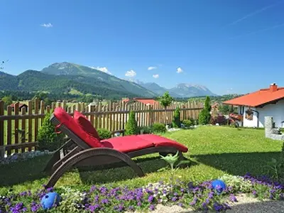 Das richtige Platzerl für Genießer: Ruhe, Sonne, Bergblick und der Duft nach Blumen und grüner Wiese.