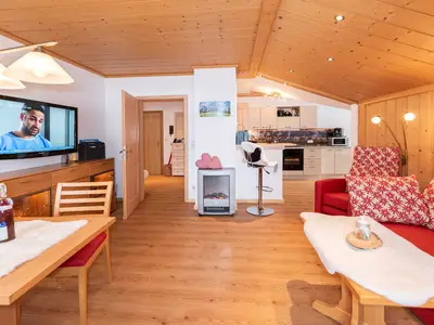 Großzügigkeit unter der Dachschräge: So hell und offen wohnt es sich in der Kaiserwinkl Studio.