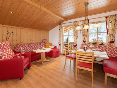 Sowohl Essplatz als auch Wohnbereich laden zum Entspannen ein. Und wenn dann noch die Schneeflocken vor dem Fenster tanzen!