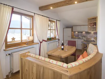 Der komfortable Essplatz mit freiem Blick in die Natur: Da lässt es sich herrlich schlemmen!