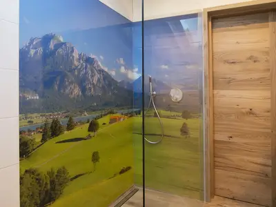 Die Berge im Blick und den Himmel über sich, das haben unsere Gäste sogar in der ebenerdigen Regendusche.