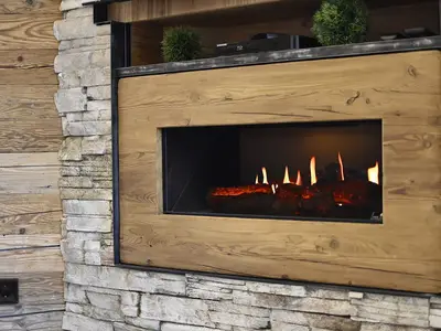 Lassen Sie den Tag am knisternden Kaminfeuer ausklingen! Vielleicht mit einem Glas Wein?