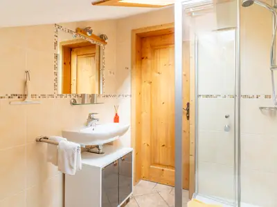 Badezimmer mit Dachfenster