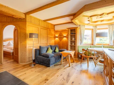 Sonniges Wohn- und Esszimmer mit Erker
