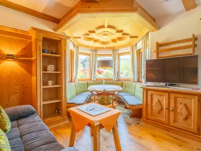 Sonniges Wohn- und Esszimmer mit Erker