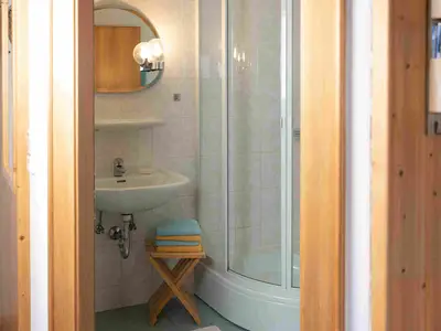 Badezimmer mit Dusche