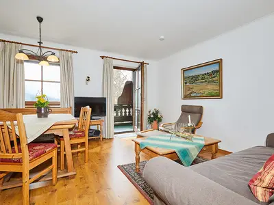 Wohnen/Essen mit Doppelschlafcouch.