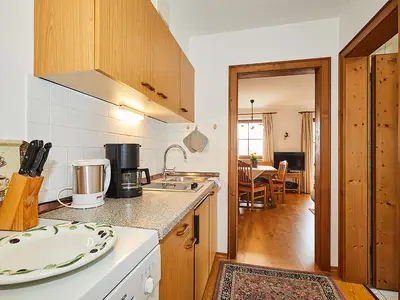 Küchenzeile mit Spülmaschine, Mikrowelle usw.