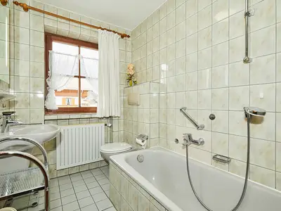 Bad/WC mit Duschwanne (glaswand als Spritzschutz)