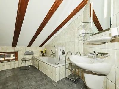 Bad Nr. 2 mit Wanne und WC, ZUSÄTZLICH gibt es 2. Bad mit Dusche und WC