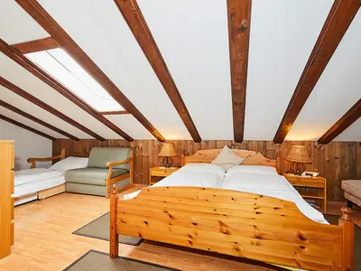 Das große 1. Schlafzimmer mit Doppelbett, zusätzlich Doppel-Schlafcouch möglich und festes Kinderbettchen