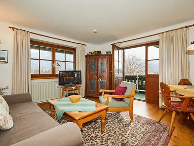 Heller Wohnraum mit Essplatz und Doppel-Schlafcouch mit Südausrichtung