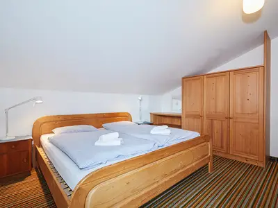 Schlafzimmer 1