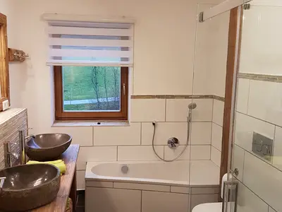 Bad mit Badewanne und Dusche