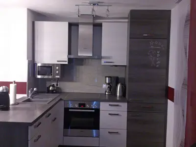 Küche mit Spülmaschine und Backofen