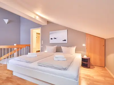 Schlafzimmer mit Treppenaufgang