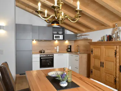 Esstisch vor Küchenzeile