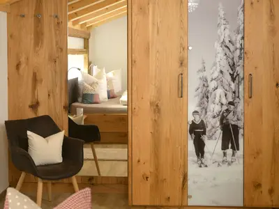 Schlafzimmer mit Schrank und Spiegel