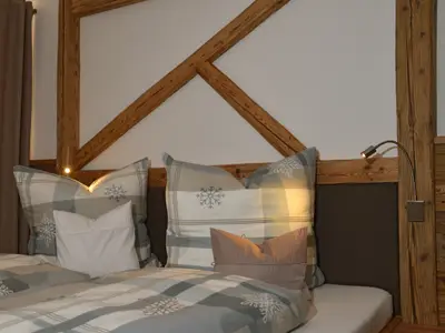 Schlafzimmer mit Kopfhaupt u. Altholzbalken
