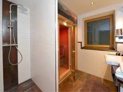 Badezimmer mit Infrarotkabine
