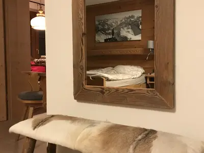 Schlafzimmer mit Spiegel und Bank