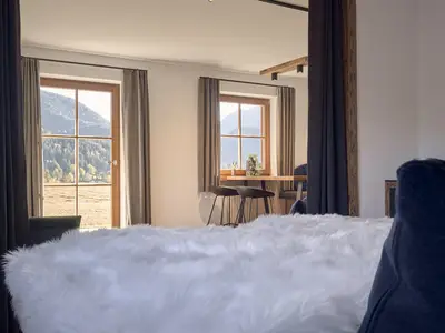activechalets six.nine.eight alpstyle Schlafzimmer Blick nach draußen