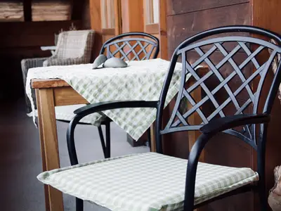 Balkon mit Liege und Esstisch