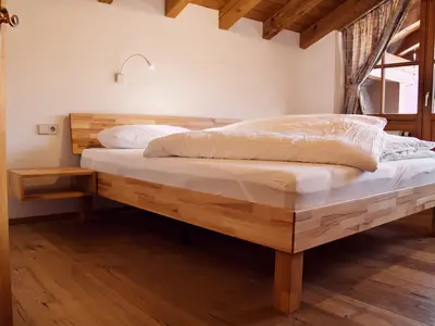Schlafzimmer mi viel duftendem Holz