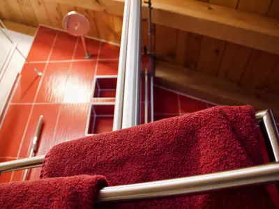 Bad mit Regendusche und Badewanne