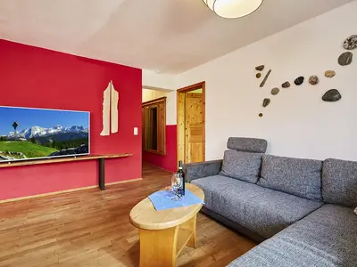 Wohnbereich mit komfortabler Couch