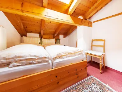 Erstes Schlafzimmer mit Doppelbett