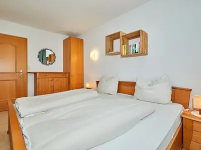 Erstes Schlafzimmer mit Doppelbett