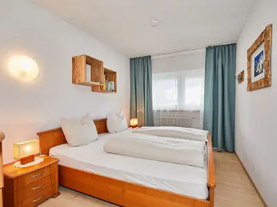 Erstes Schlafzimmer mit Doppelbett