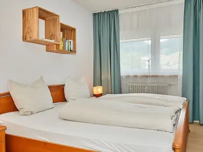 Erstes Schlafzimmer mit Doppelbett