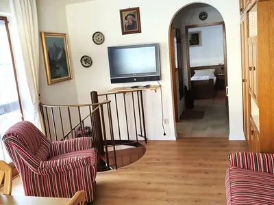 Wohnbereich mit Zugang zum Souterrain