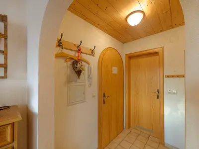 Blick auf den Eingang, Flur, Küche und Badezimmer