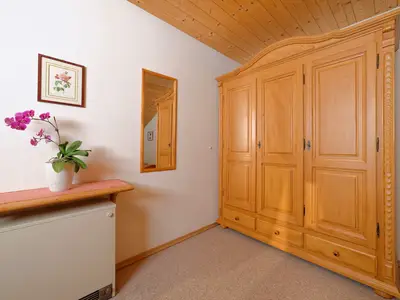 Schlafbereich mit Spiegel und Kleiderschrank