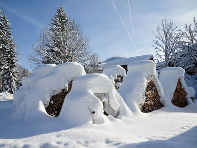 verschneiter Holzlagerplatz